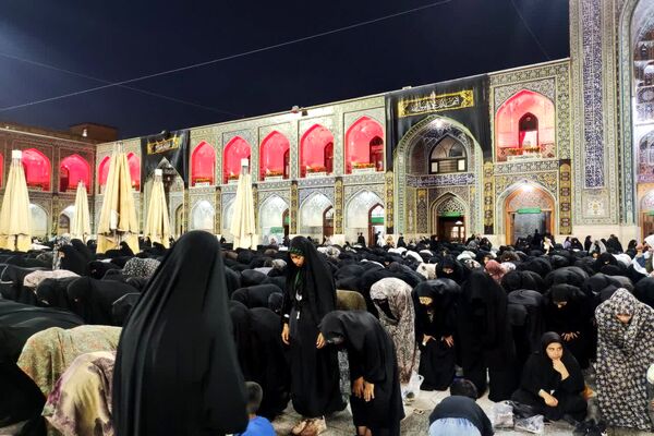 برگزاری نماز جماعت در حرم مطهر امام رضا (ع)