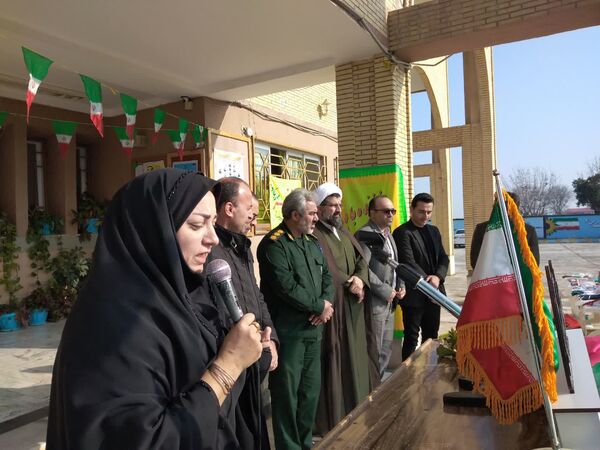 طنین زنگ انقلاب در مدارس گلوگاه