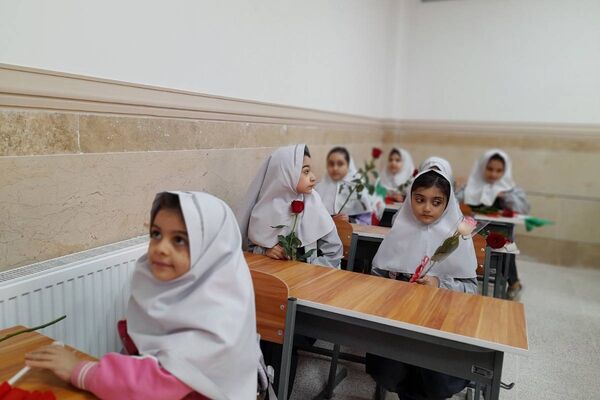 طلوع علم در مدرسه روشنگر با نغمه زنگ مهر