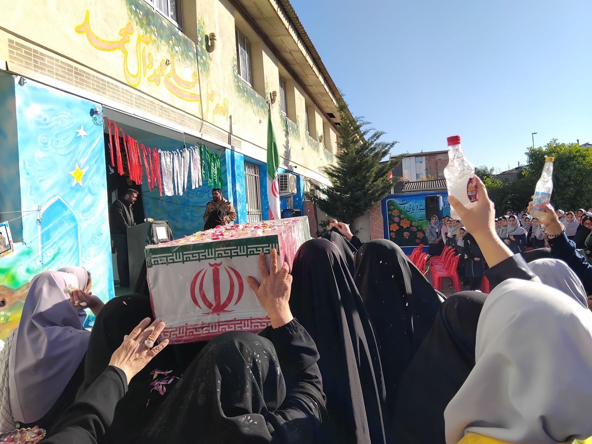 دبیرستان نجم میزبان پیکر یک شهید گمنام شد