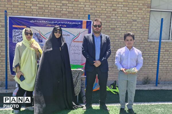  پیوندِ نسل‌ها در زمین فوتبال مدرسه باقرالعلوم فیروزکوه