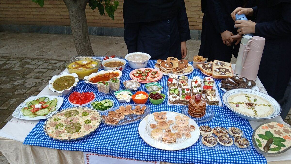 جشنواره صبحانه سالم در هنرستان موفقیان شهرستان نظرآباد