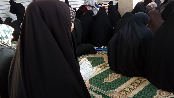 آوای دلنشین دعای عرفه در مساجد شهر بن طنین‌انداز شد