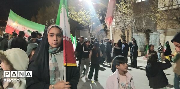 مشت‌های گره‌کرده‌ای که دشمن را به عقب راند