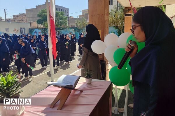 لبخندهای دانش‌آموزان دبیرستان شهید بهرامی در روز نخست مهر