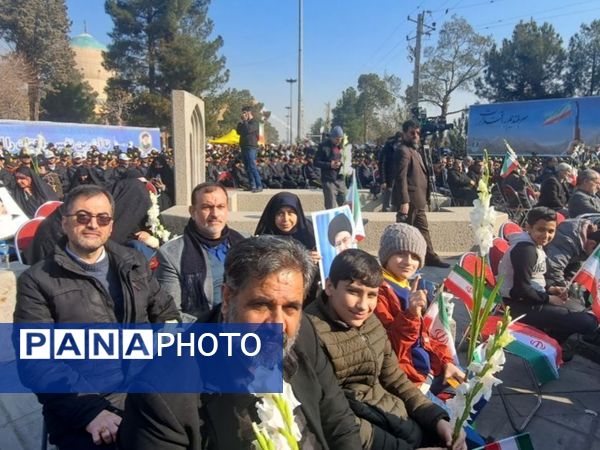 کاروان دانش‌آموزی در طنین عشق و ارادت رهسپار حرم امام (ره) 