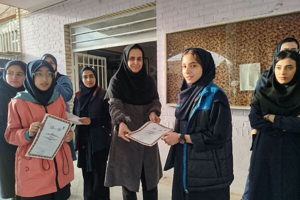 تجلیل از دانش آموزان ممتاز دبیرستان عطیه 