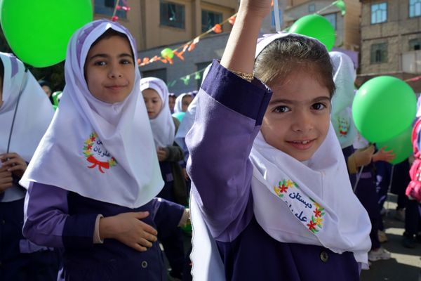 جشن میلاد حضرت زینب(س) با حضور مادران پرستار در دبستان علویان بهارستان‌دو