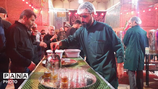 فضای معنوی مسجد جامع نیشابور با برپایی چایخانه حضرت زهرا(س) در رنگ ماتم
