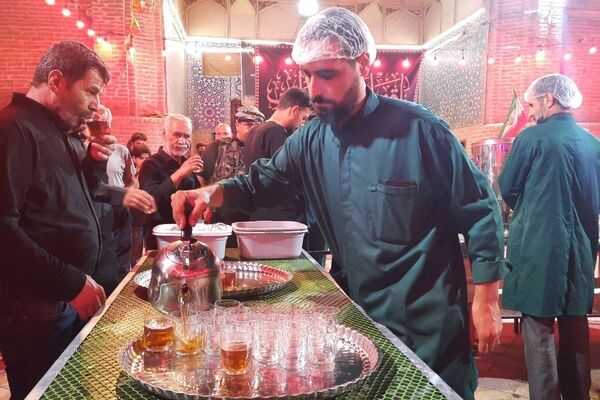 فضای معنوی مسجد جامع نیشابور با برپایی چایخانه حضرت زهرا(س) در رنگ ماتم