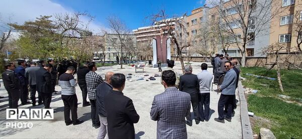نمایش دانش‌آموزان دختر در سوگ شهدای میناب