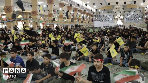 طنین نوای «احلی من العسل» در پاکدشت؛ تجدید میثاق دانش‌آموزان با نوجوان دشت کربلا