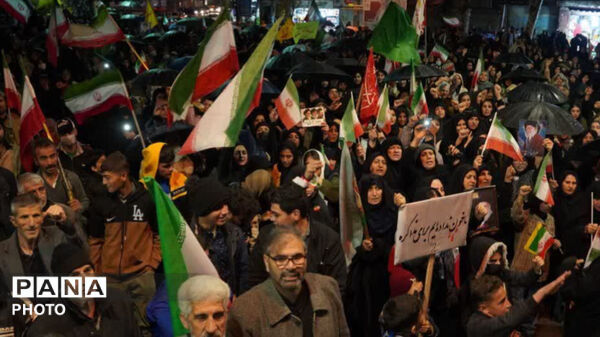 سی شب فراق، مردم غیرتمند و دلاور کوهدشت زیر بارش شدید باران دست از خیابان نکشیدند