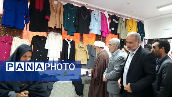 بازدید مسئولان جعفرآباد قم از نمایشگاه تولیدات دانش‌آموزی در هنرستان حضرت زهرا(س)