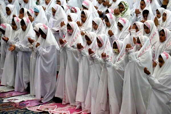 جشن تکلیف2000 نفری دانش‌آموزان زابل