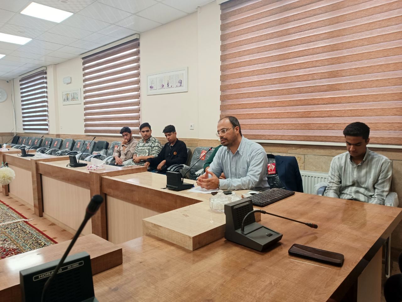 دیدار مدیر جدید آموزش و پرورش گناباد با جمعی از دانش‌آموزان