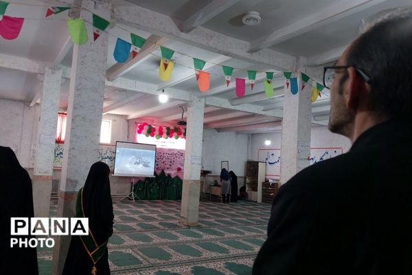 نمایشگاه مدرسه انقلاب در دبیرستان جوادالائمه بهارستان‌دو