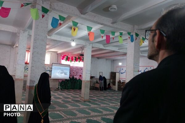 نمایشگاه مدرسه انقلاب در دبیرستان جوادالائمه بهارستان‌دو