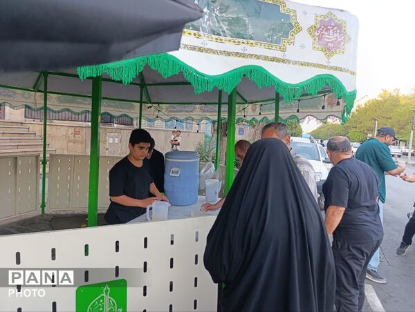 ایستگاه صلواتی دهه اول ماه صفر در مقابل فاطمیه تهران به همت نوجوانان آرمانی برپا شد