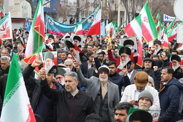 طنین شعارهای انقلابی در سالروز پیروزی انقلاب اسلامی ایران