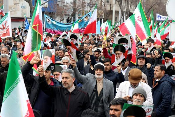 طنین شعارهای انقلابی در سالروز پیروزی انقلاب اسلامی ایران
