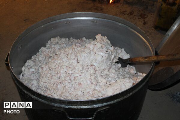 آماده‌سازی حلیم عاشورا در روستای اسحاق‌آبادی نیشابور