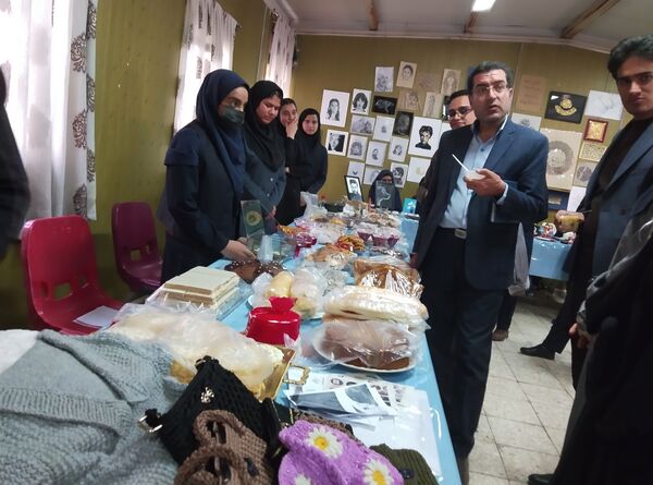 بازارچه هنرهای دستی هنرستان آفرینش منطقه رضویه