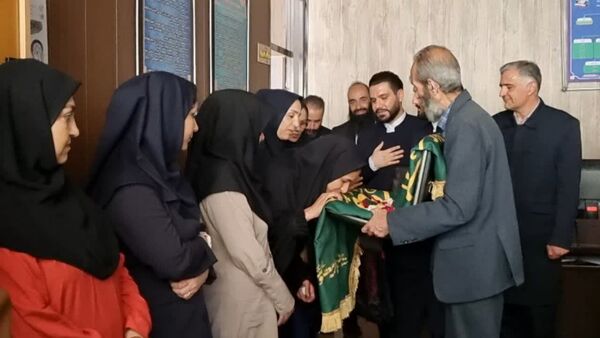 پرچم گردانی حرم مطهر امام رضا (ع) در دبیرستان دخترانه خدیجه کبری (س) ناحیه۴ اصفهان
