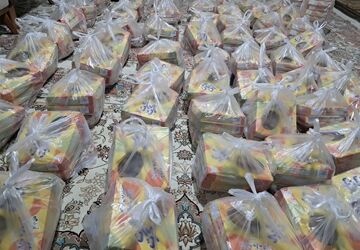 اهداء ۶۲ بسته عیدانه توسط گروه جهادی شهید صمدی
