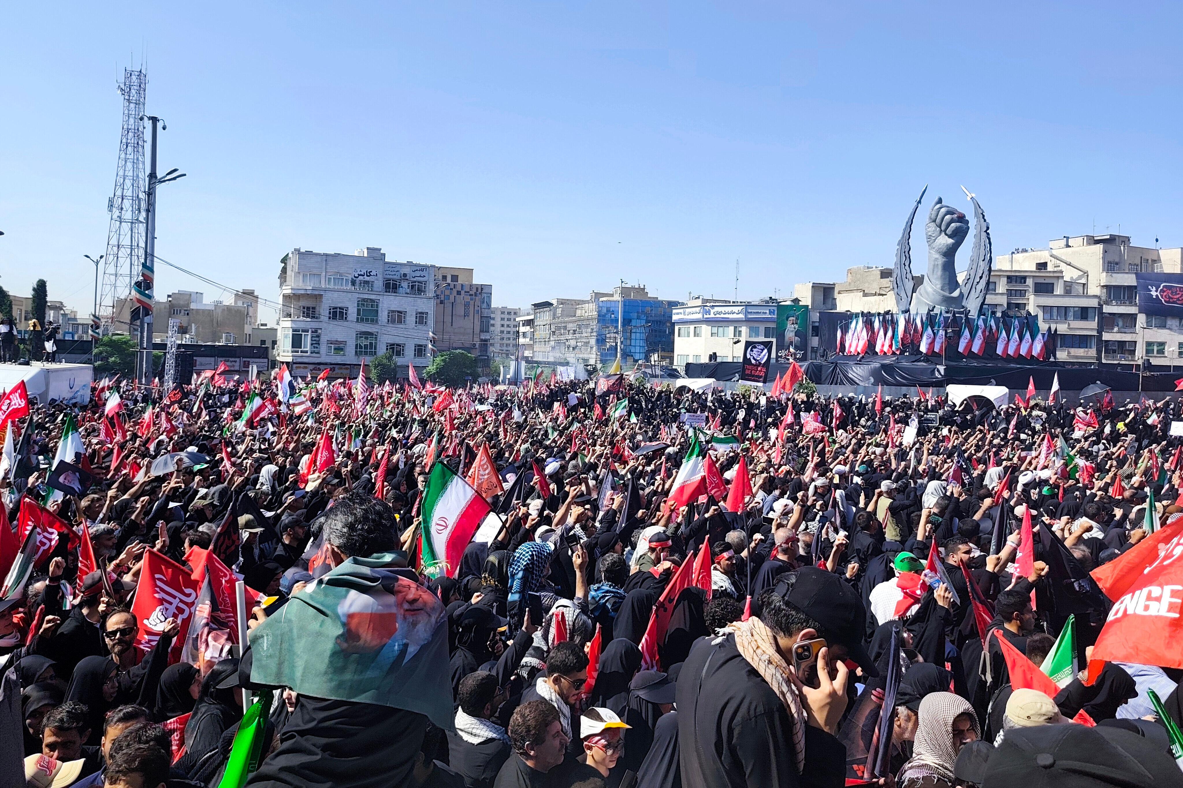 بدرقه حماسی امام شهید در قلب تهران