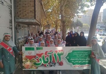 حضور پرشور دانش‌آموزان مدرسه پروین اعتصامی در راهپیمایی ۱۳ آبان