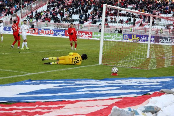 بازی تراکتور و ملوان در تبریز