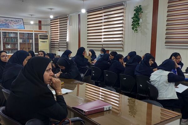 کارگاه آموزشی پیشگیری از آسیب‌های اجتماعی در دبیرستان دستغیب ناحیه 3 شیراز