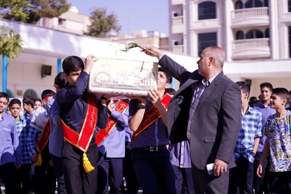 تشییع پیکر شهید تازه تفحص شده در دبیرستان پسرانه شیخ صدوق و اداره آموزش و پرورش ناحیه یک اصفهان 