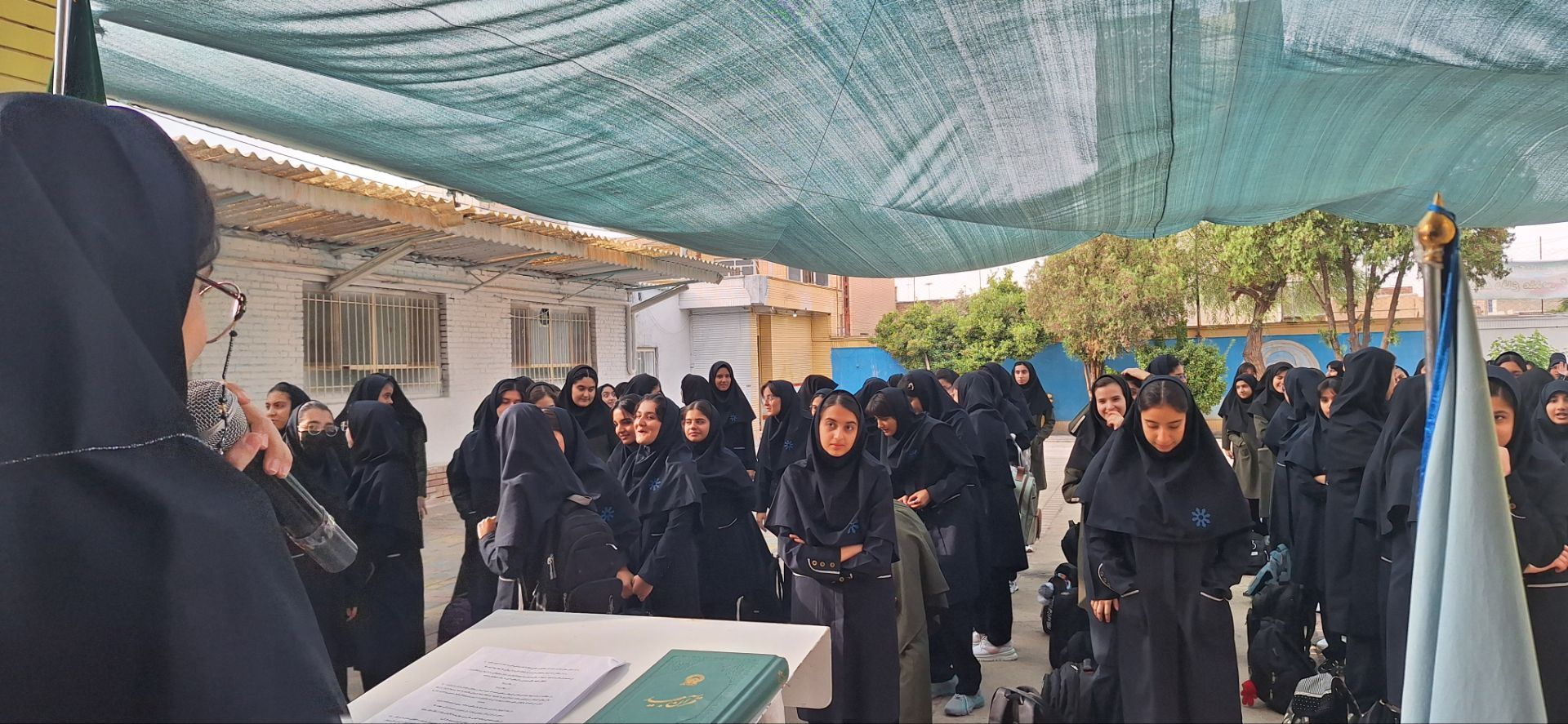 آیین بازگشایی مدارس و استقبال از دانش آموزان در دبیرستان فرزانگان دوره ی اول