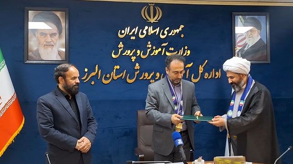 اعطای حکم انتصاب رئیس شورای برنامه‌ریزی سازمان دانش‌آموزی استان البرز