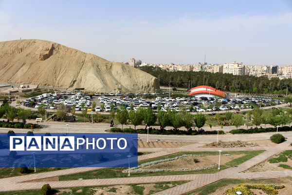 حضور گردشگران روز طبیعت در محوطه باغ‌موزه دفاع مقدس قم