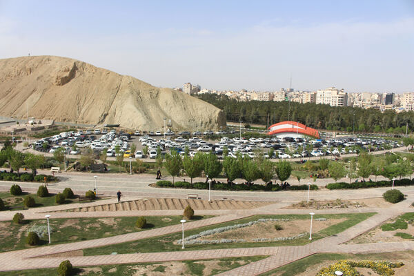 حضور گردشگران روز طبیعت در محوطه باغ‌موزه دفاع مقدس قم