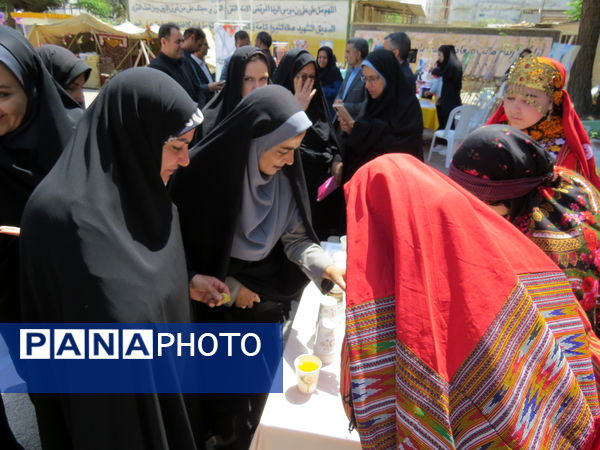 بازدید مشاور وزیر آموزش و پرورش در امور زنان از دست‌سازه‌های دانش‌آموزان دبیرستان 22 بجنورد