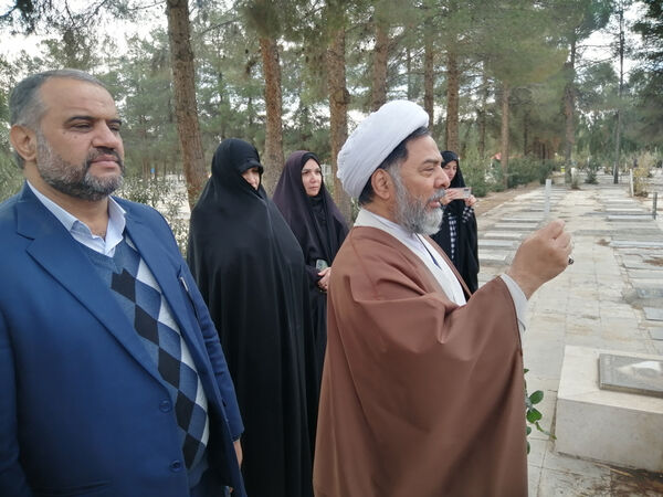غبارروبی مزار دانش‌آموز شهید «حیدر رضایی» در قم