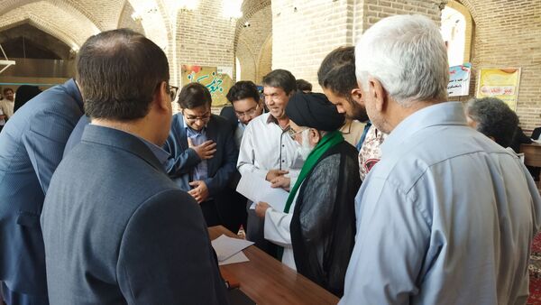 میز خدمت ادارات و بانک‌ها در نماز جمعه نیشابور