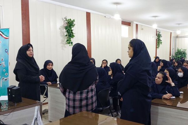 کارگاه مشاوره تحصیلی در دبیرستان دخترانه شهید محمدتقی دستغیب ناحیه 3 شیراز