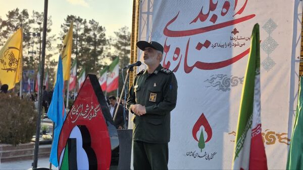 آیین مهمانی لاله‌ها و عطر افشانی گلزار شهدای کاشان