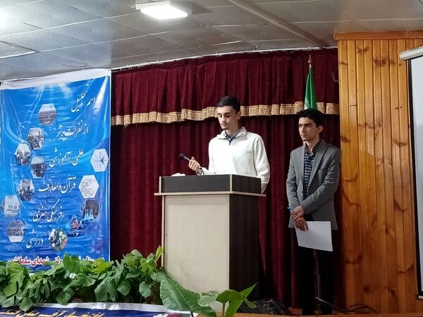 مراسم تقدیر از نفرات برتر دبیرستان نمونه‌ شهدای‌ سلمانشهر عباس‌آباد