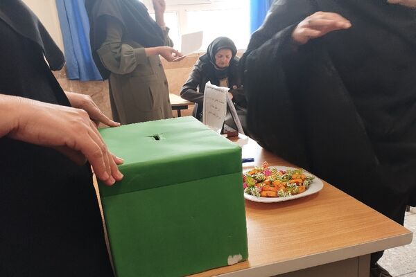 جلسه انجمن و اولیا در دبیرستان فاطمه آهنچی مشهد