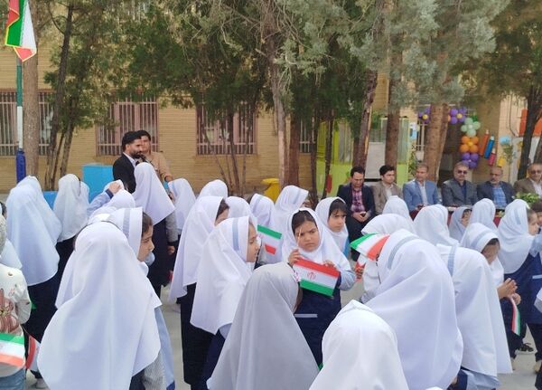 زنگ مهر در دبستان دخترانه سما با حضور مسئولان آموزش و پرورش و دانشگاه آزاد اسلامی کاشمر 