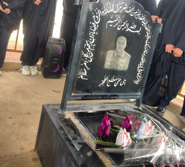 غبار‌روبی مزار شهدا در آستان مقدس امام زاده جعفر (ع) منطقه میانکوه 