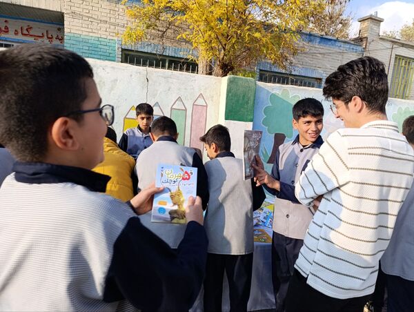 برگزاری نمایشگاه کتاب در دبستان معلم دو آشخانه 
