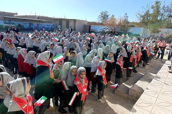 طنین زنگ انقلاب دردبستان خدیجه کبری ابرکوه  