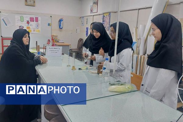 روز آزمایشگاه در دبیرستان شاهد ندای فاطمه (س) ناحیه دو شهرری 